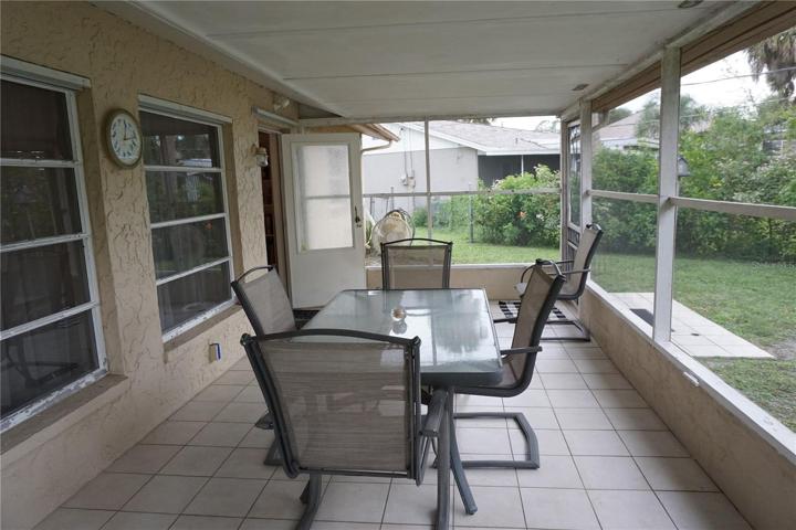 Spacious screened and tiled lanai