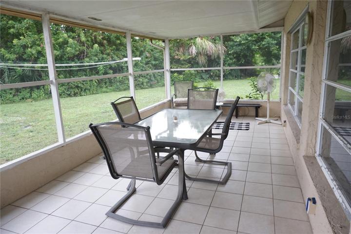 Spacious screened and tiled lanai