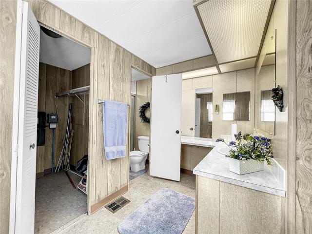 On suite bathroom with walk in closet