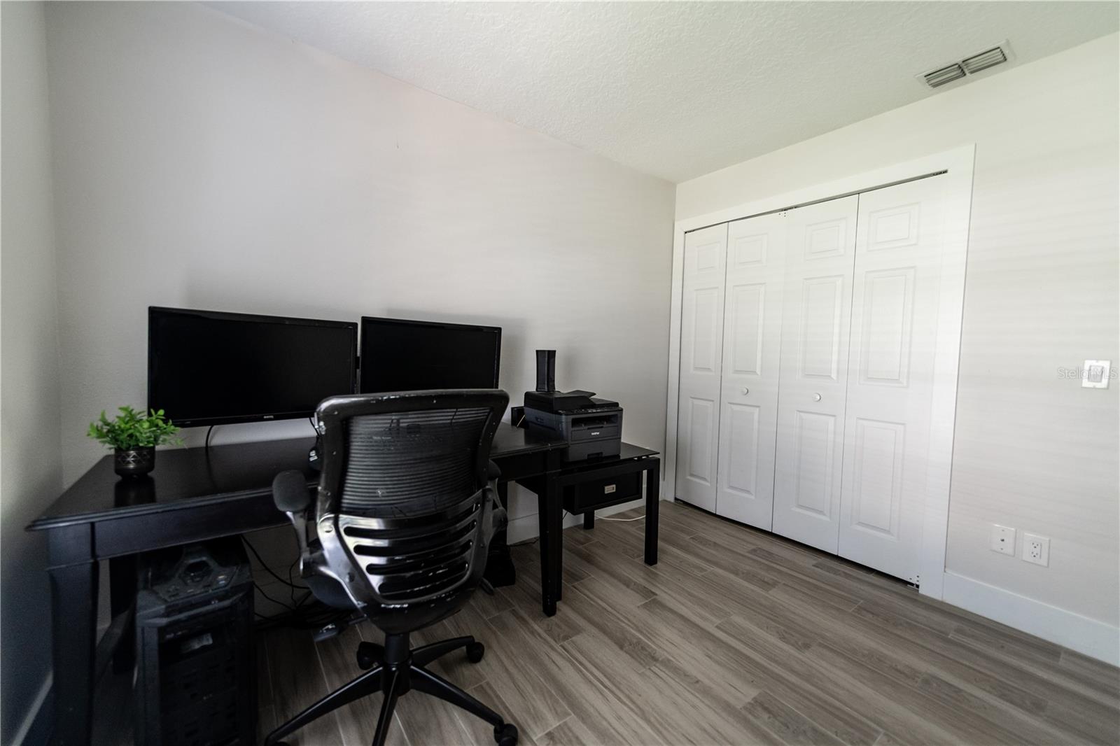 bedroom 3 / Office Room