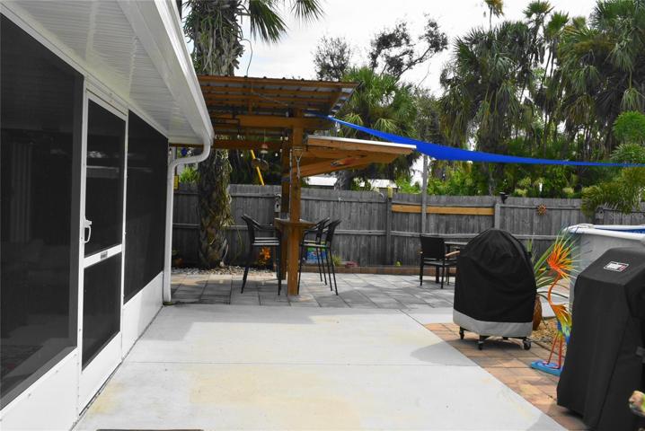 lounging area off the lanai