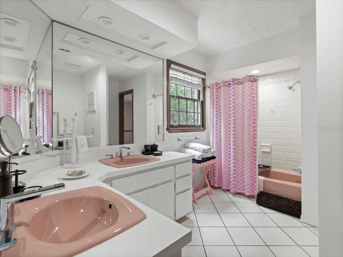 Upstairs 2nd large Bathroom
