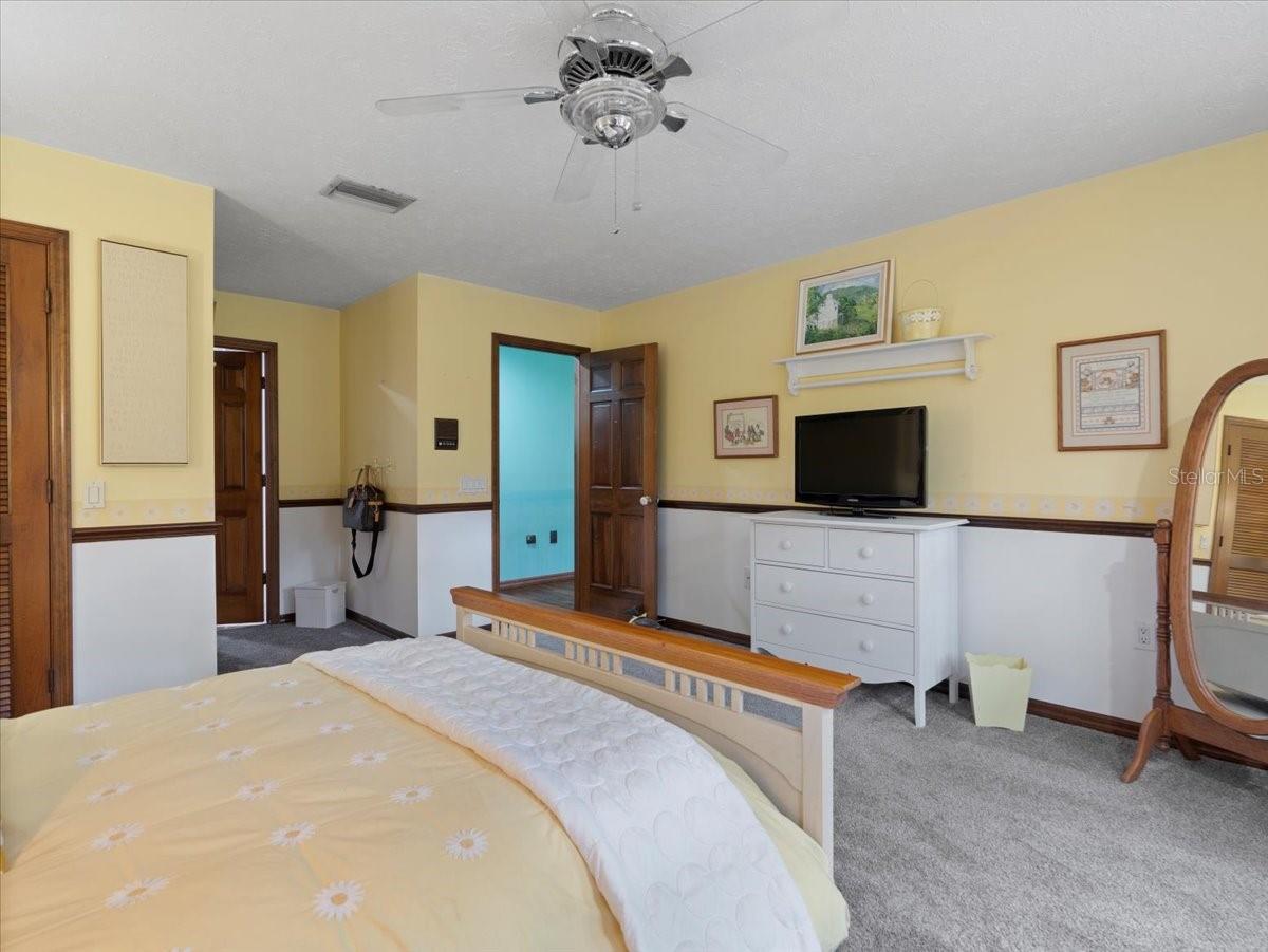 Upstairs 2nd large Bedroom or Master