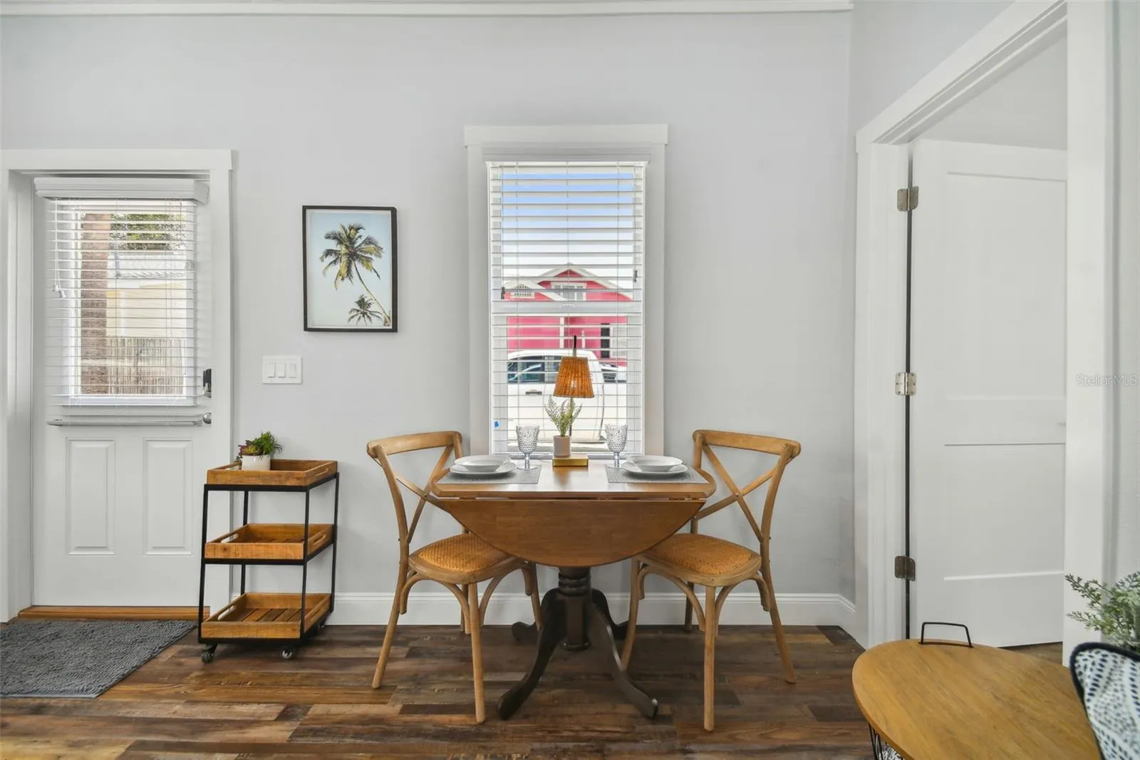 Dinette Area (opens to sit 4)