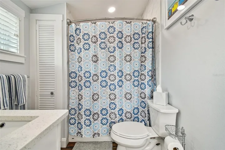 Full Size tub & shower