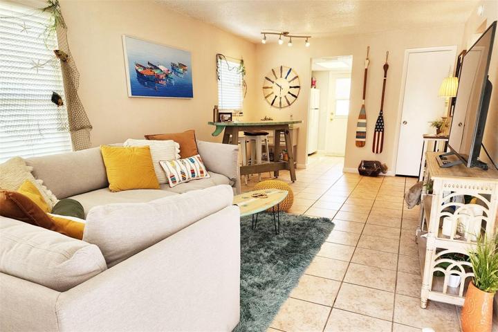 Open Livingroom/Dining area