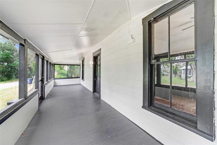 Nice screened in front porch