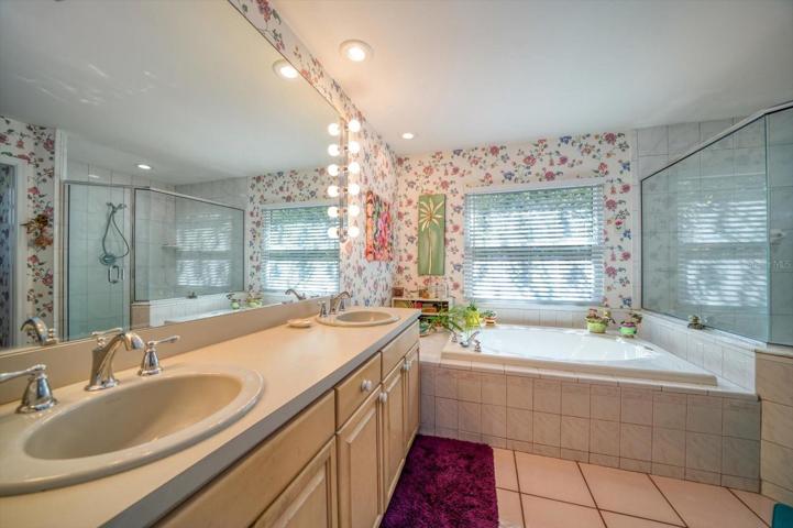 Master bath dual sinks!