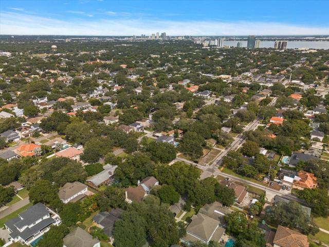 Close proximity the downtown!