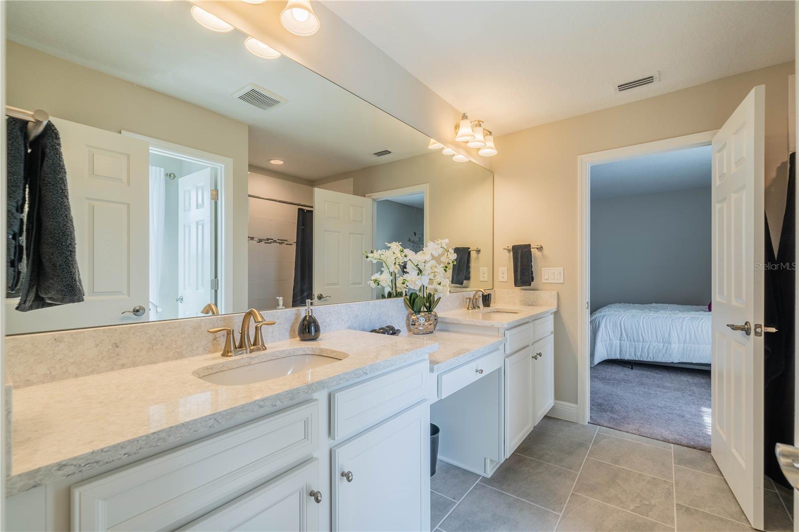 Jack &amp; Jill Bathroom with Dual Sinks - Tiled Shower/Tub and Private Commode