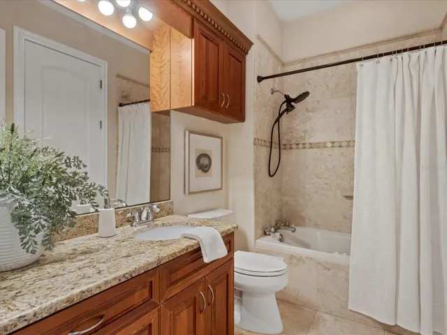 En-suite bath 3
