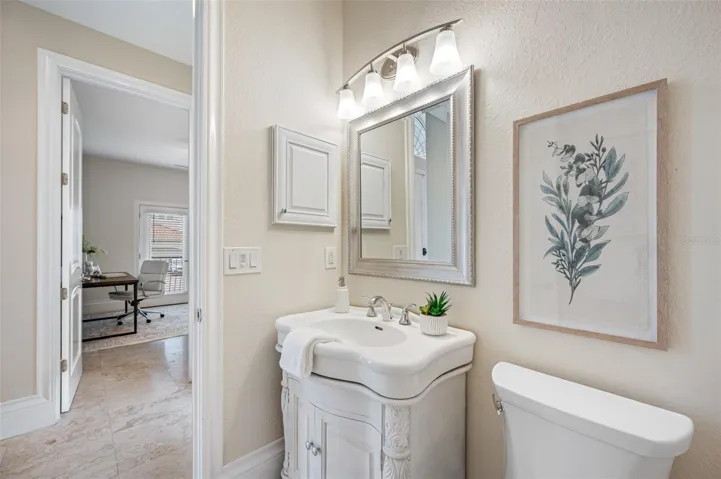 Full bath/Guest bath off 4th bedroom