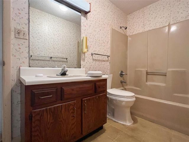 2nd Bathroom (Upstairs)
