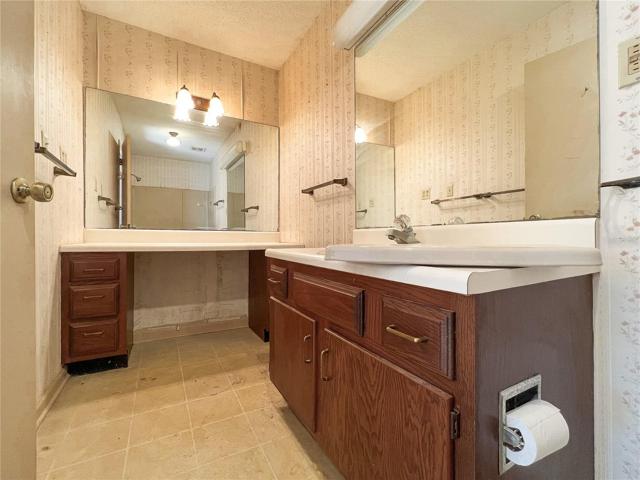 Primary Bath (Upstairs)