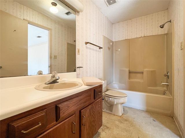 Primary Bath (Upstairs)