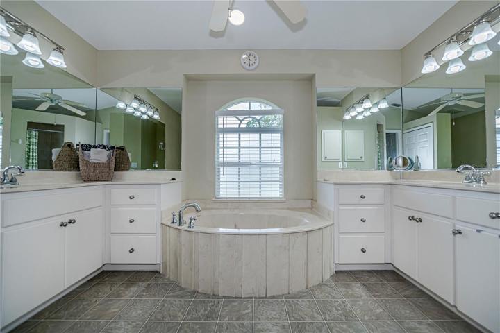 WOW! Main ensuite bathroom!