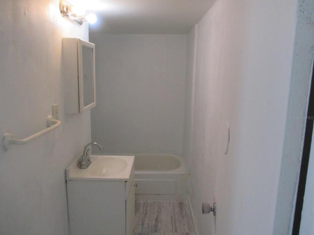 B unit bathroom