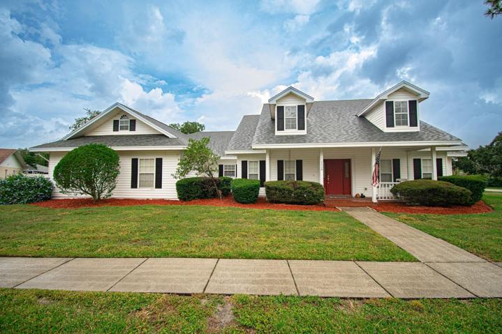Corner lot with sidewalks and cul-de-sac