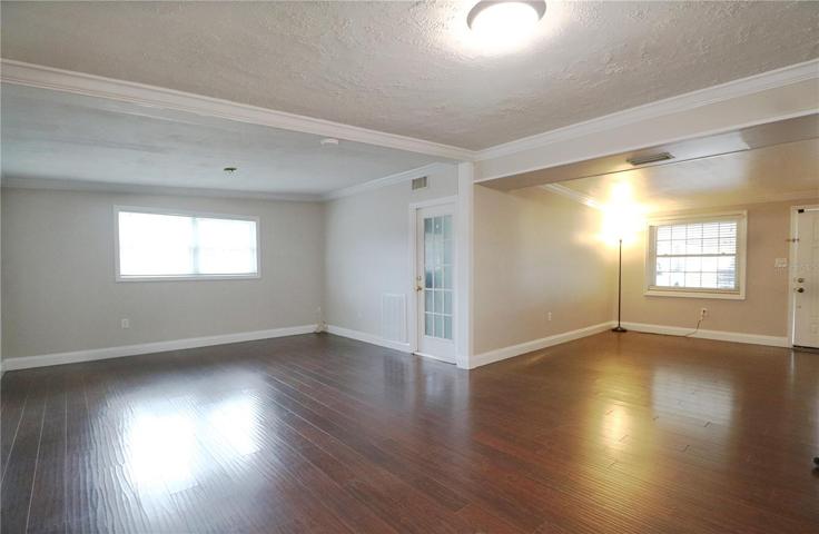 Separate living and family rooms