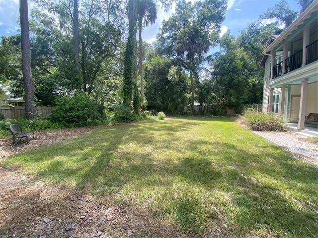 Shared Yard With Picnic area