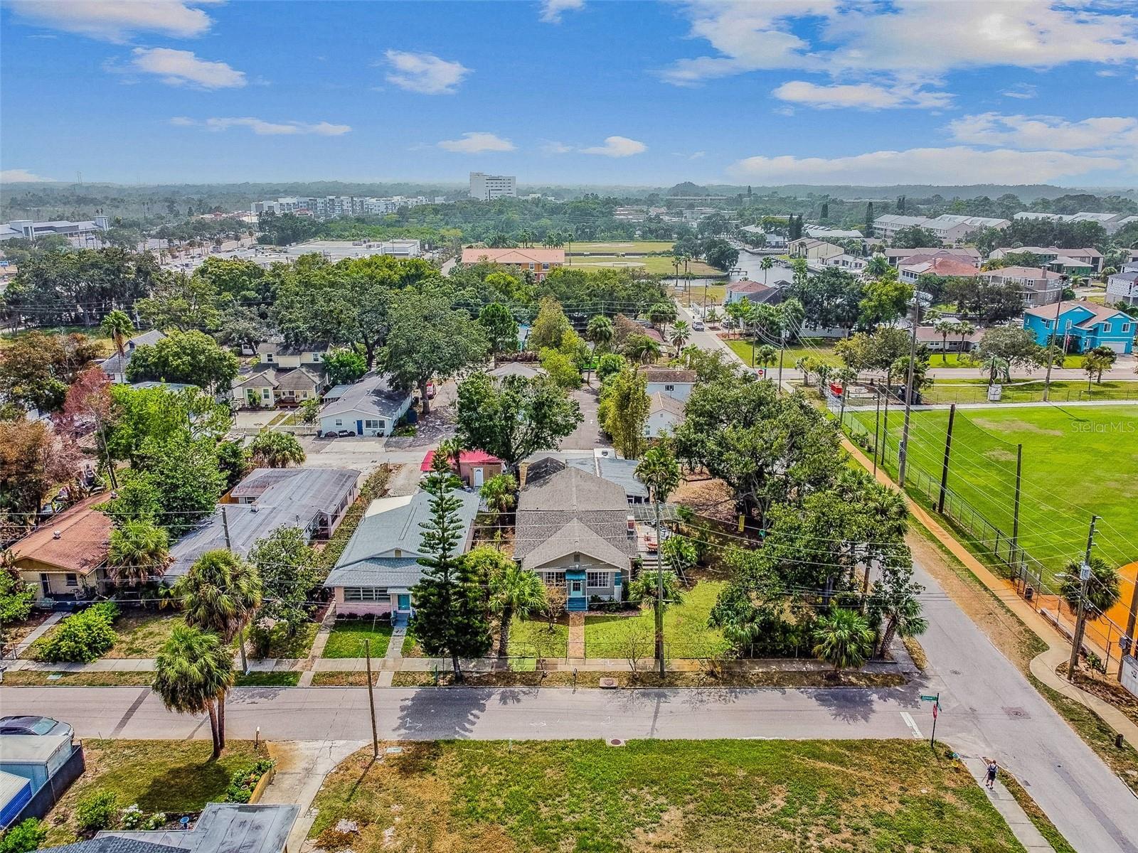 In the center of Tarpon Springs. Close to the Bayou and all restaurants and entertainment.