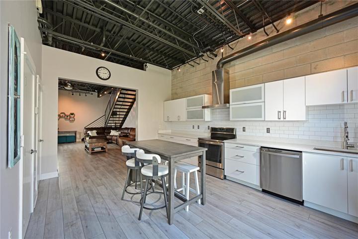 kitchen eating area