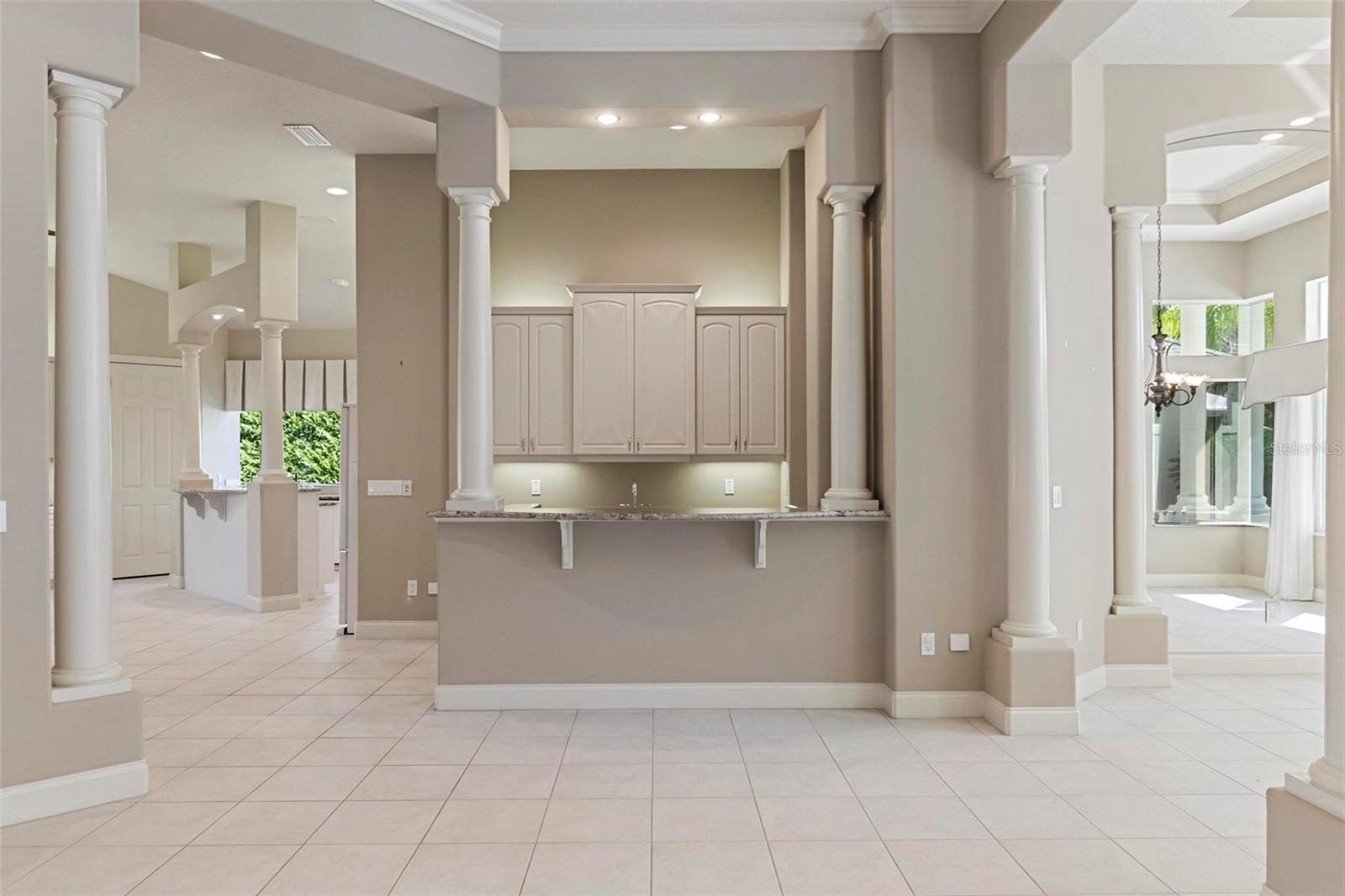 Butler Pantry/Wet Bar