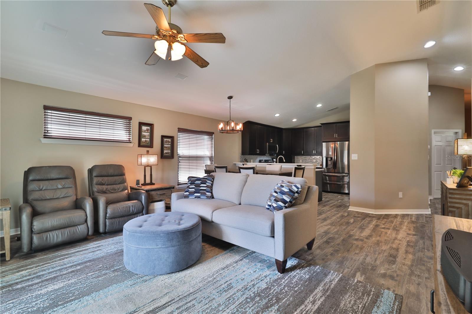 living room / kitchen view