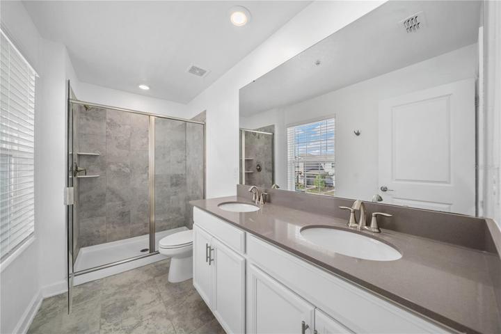 En-suite primary bath