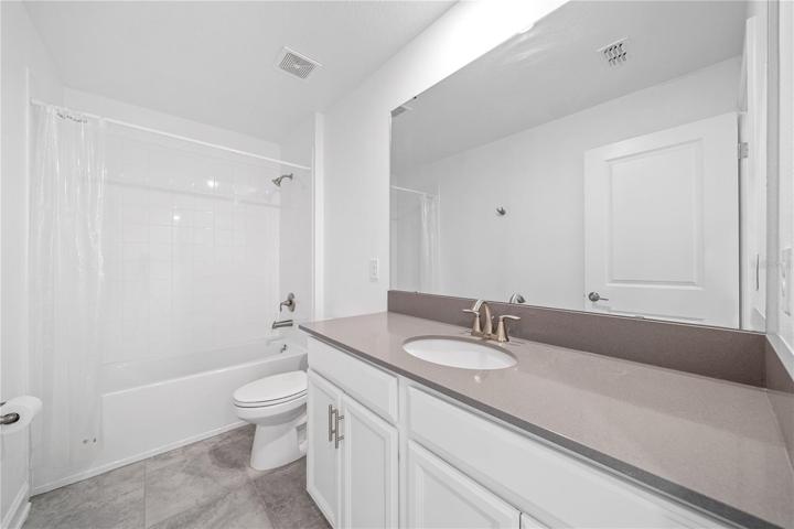 Upstairs full hall bath