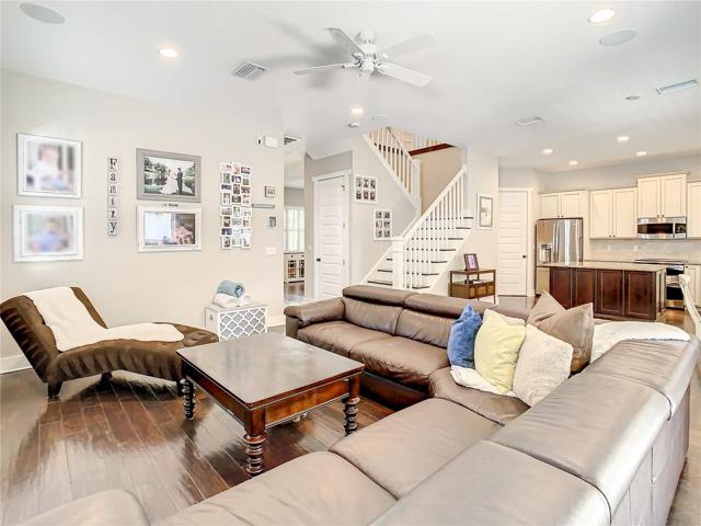 Family Room - Kitchen