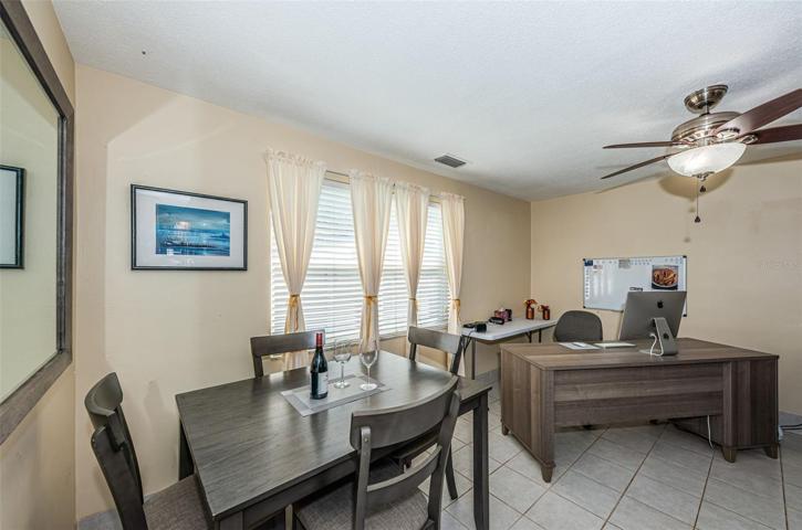 Eating space in kitchen