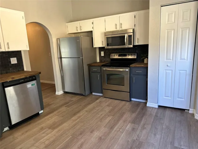 Kitchen with pantry, ss appliances