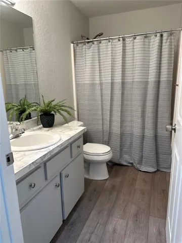 Second bathroom with bathtub/shower