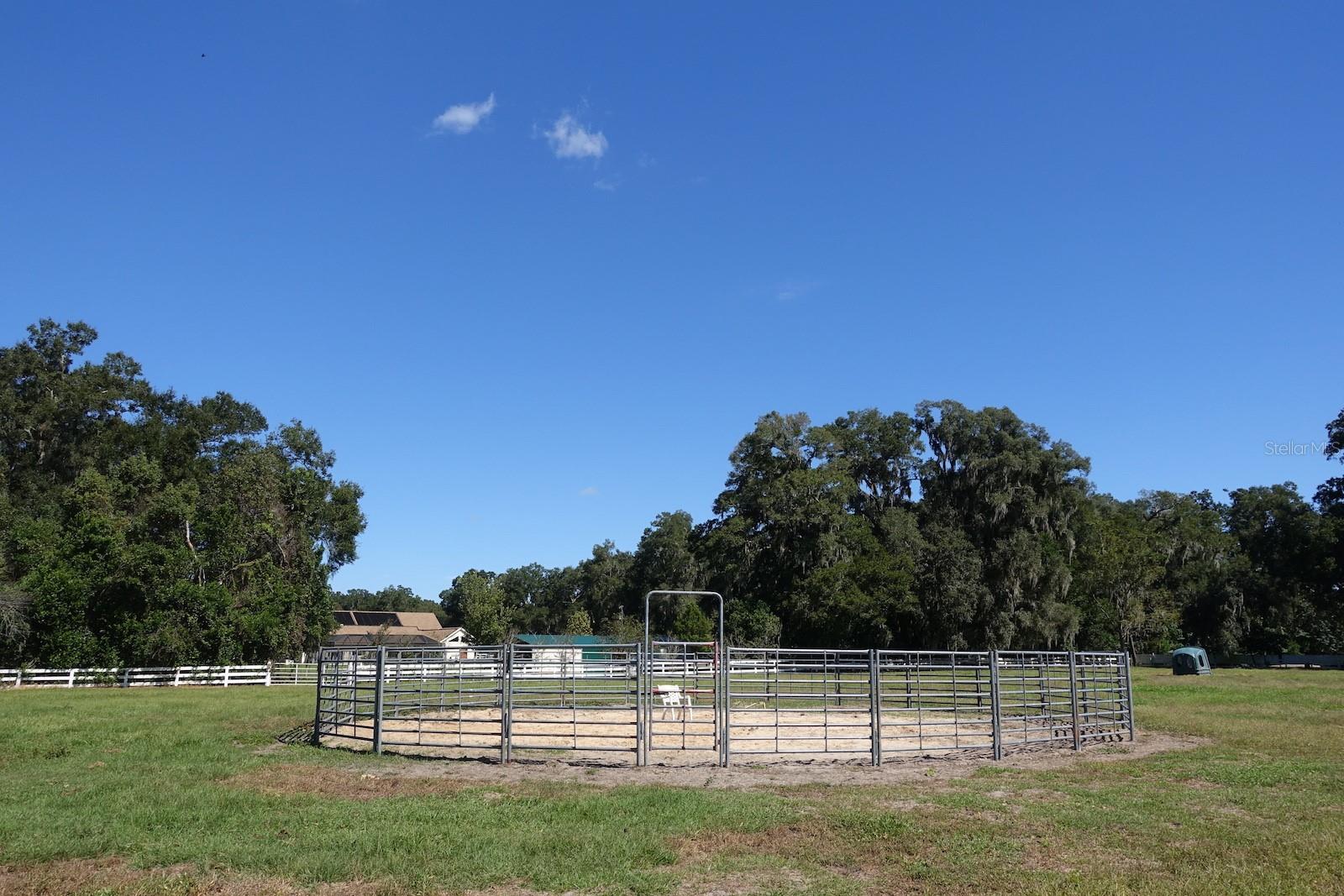 ROUND PEN