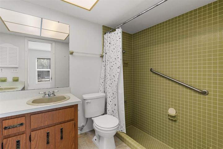 Downstairs unit - primary en-suite bathroom