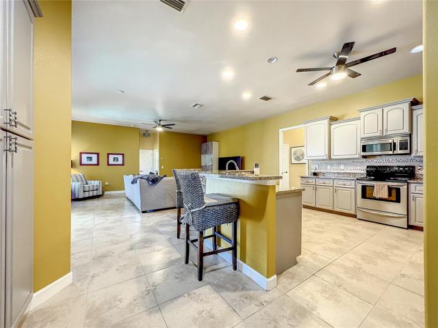 Spacious Kitchen/Breakfast bar