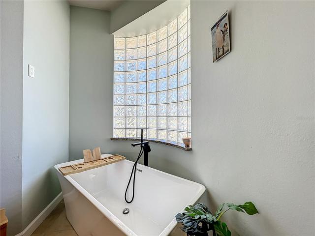 Soaking tub