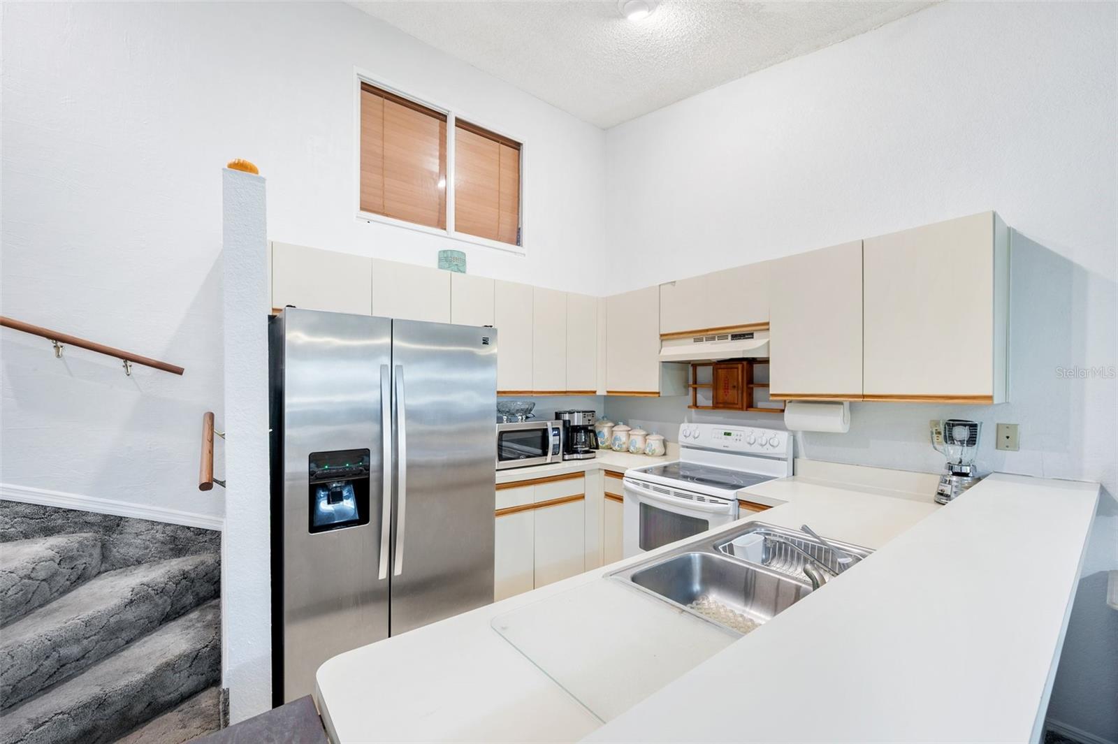 Spacious Gally style kitchen
