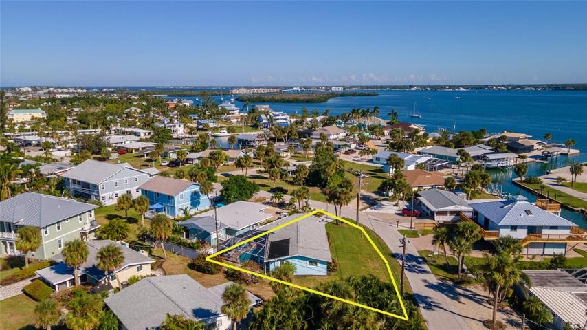 Beautiful Lemon Bay just blocks away!
