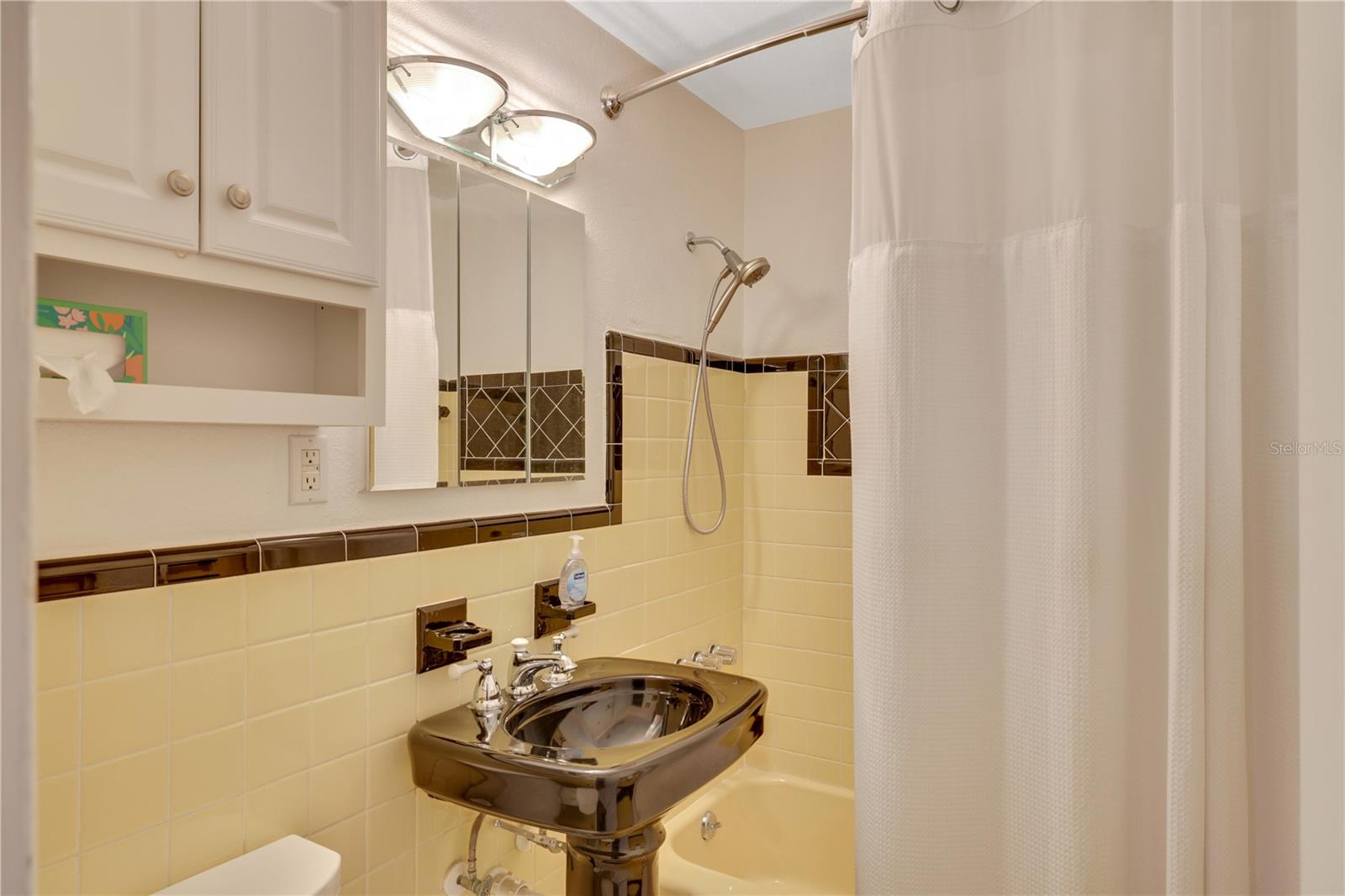 Desirable 1950's finishes in the guest bath
