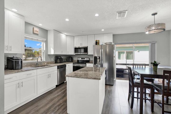 KITCHEN/DINING ROOM