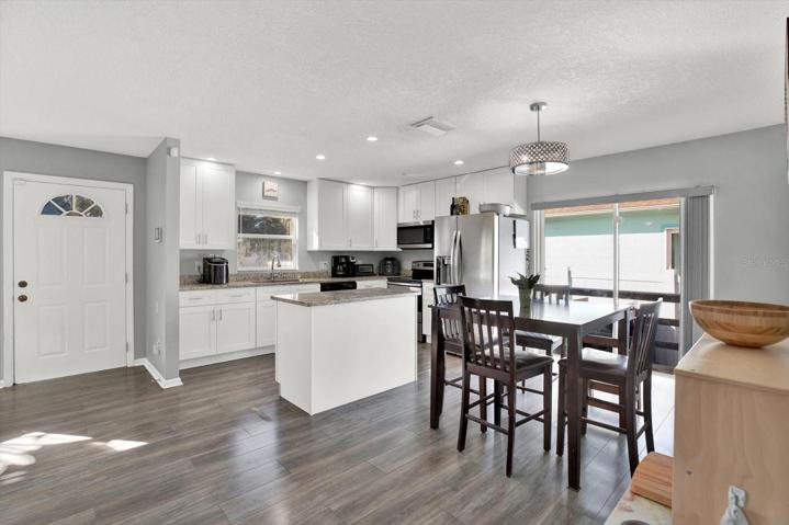 KITCHEN/DINING ROOM