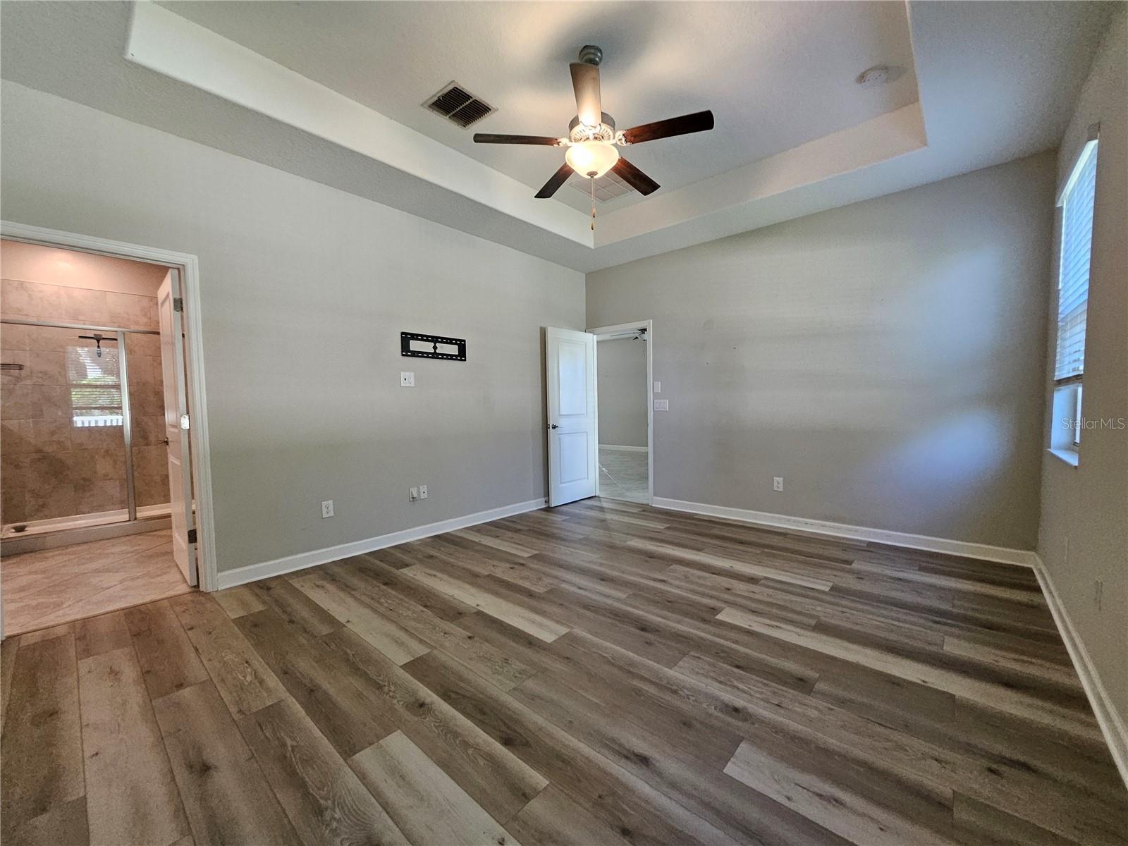Nice and spacious, light and bright with trayed ceilings