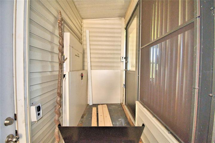 Outside wheelchair lift