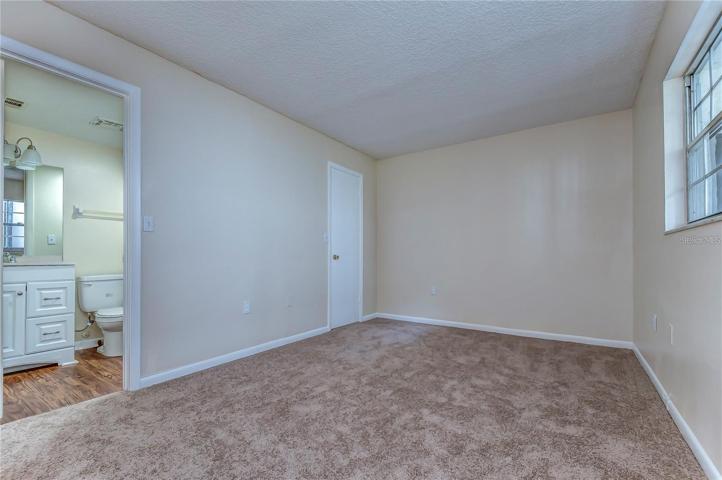 1st Bedroom with En-suite - walk in closet