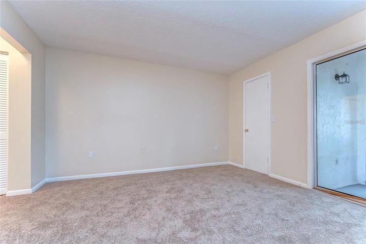 2nd bedroom with En-suite and 1 walk in closet with 2 additional closets.