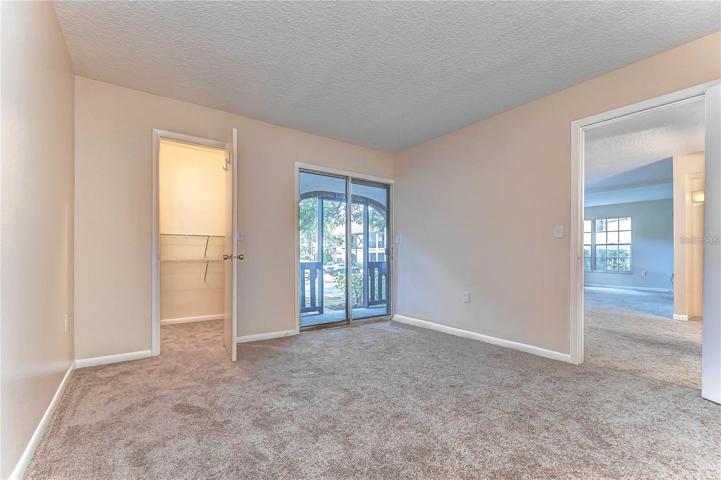 2nd bedroom with En-suite and 1 walk in closet with 2 additional closets.