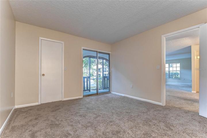 2nd bedroom with En-suite and 1 walk in closet with 2 additional closets.