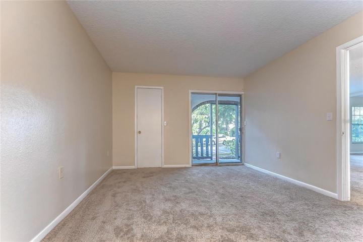2nd bedroom with En-suite and 1 walk in closet with 2 additional closets.